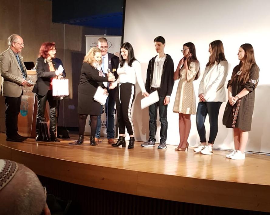 ראשי רוטרי ישראל מעניקים לנועה את תעודת המקום הראשון