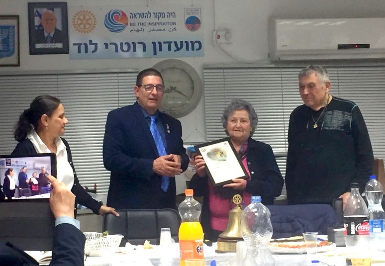 הענקת תעודת נטיעת עץ ביער פול האריס לרותי אקהויז