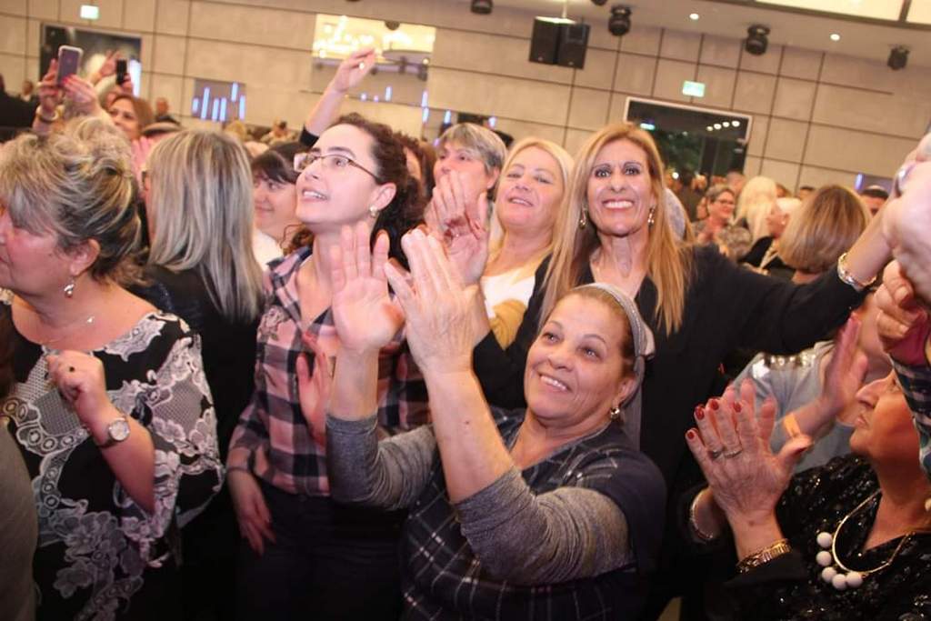 מאות החוגגים רוקדים ונהנים לצלילי הרכב נגנים מתוניס
