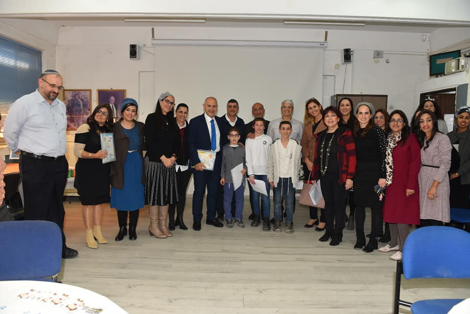 בסיום הביקור, באוירה מחויכת נוכח השבחים של אבואב על ביה"ס