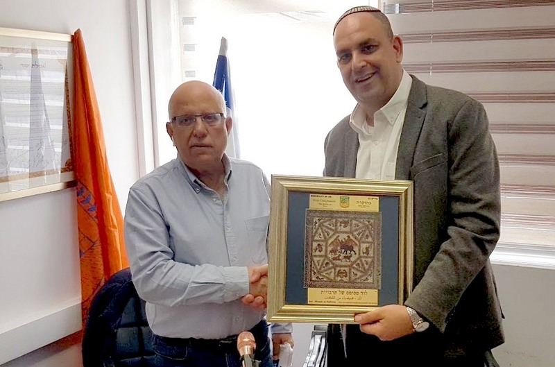 מגן הוקרה לאביגדור יצחקי, על הסיוע ללוד הן כראש מטה הדיור הלאומי והן כיו"ר מפעל הפיס