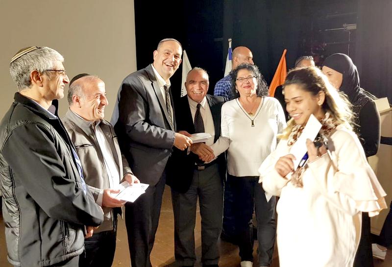בטקס הענקת במלגות, כולם מחוייכים, גם הנותנים וגם המקבלים