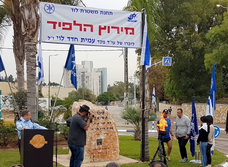 ילדיו של עמית מדליקים את אבוקת הזיכרון