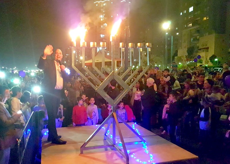 מאירים את לוד, ראש העיר יאיר רביבו מדליק נר שני של חנוכה