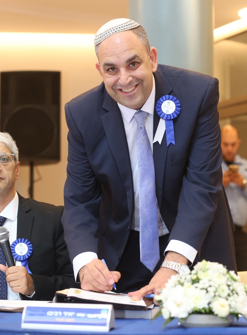 ראש העיר יאיר רביבו חותם על הצהרת האמונים