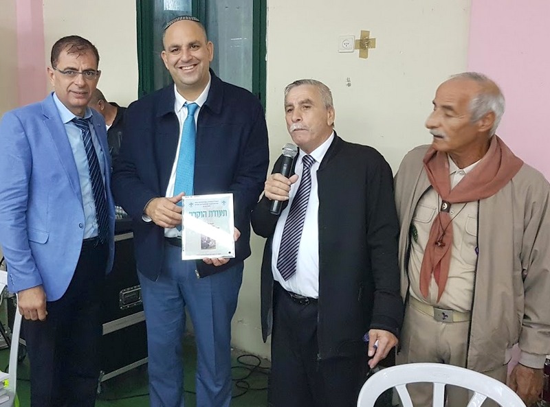 תעודת הוקרה לראש העיר בסיום תהלוכת הצופים הנוצרים על הסיוע בהצלחת החגיגות