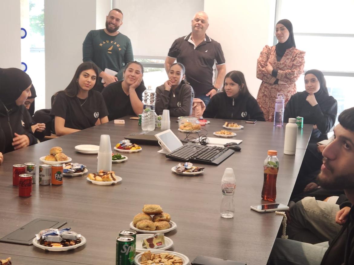 תלמידי התיכון בפגישה משותפת עם שלום עזרן