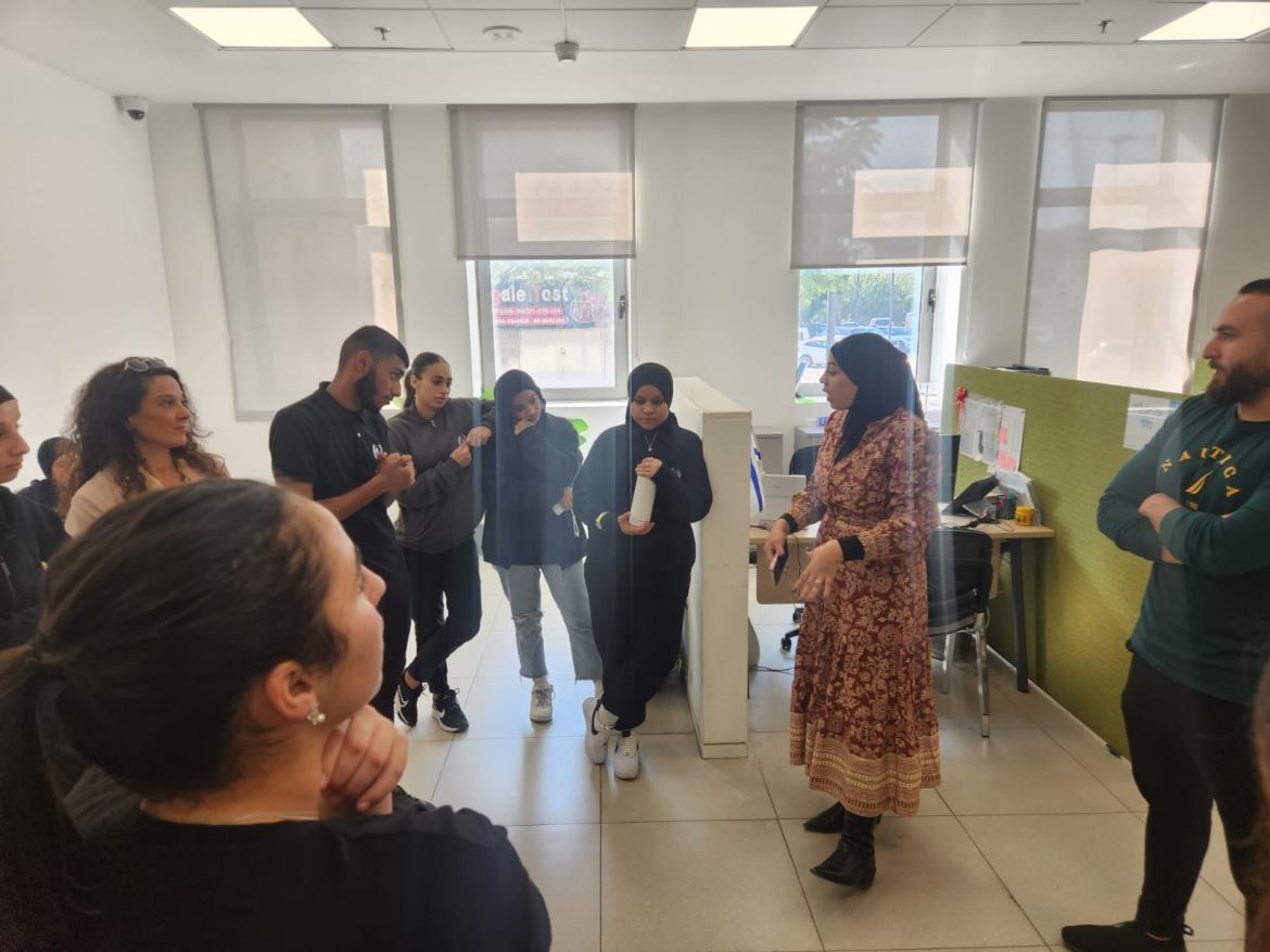 תלמידי התיכון מבקרים במחלקת ההכנסות וארנונה