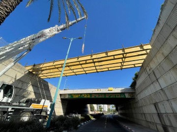 להולכי הרגל ואופניים בלוד: גשר ענק הונף מעל הכניסה לגני יער