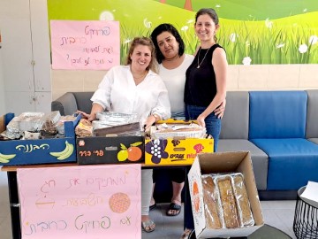 לחג מתוק ושמח: תושבי גני אביב ותיכון דרכא אפו עוגות וחילקו לתושבי לוד