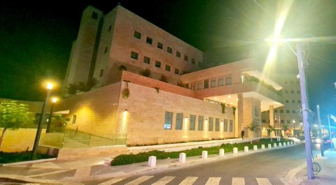 'גדולים מהחיים': בניין עיריית לוד הואר בזהב לציון חודש המודעות לסרטן ילדים