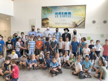 שנה חדשה במבנה חדש: ראש העיר קבע מזוזה בתלמוד תורה 'מעוז חיים' בלוד