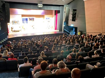 תושבי לוד נהנו מהצגת "הקומיקאים" החדשה בכיכובם של מושונוב ובראבא