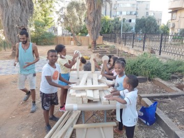 בלוד העניקו הזדמנות שניה לעץ ש"ניצל" והפכו אותו לפינת ישיבה