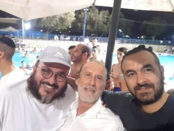 תחרויות, חידונים ופרסים: מאות נהנו בשחייה לילית בבריכה בלוד עם שר השמחה