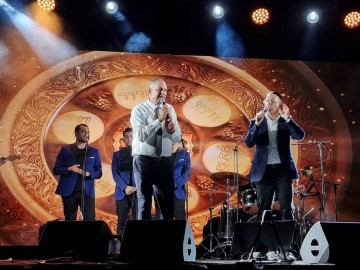 דואט על במה אחת: הזמר העולמי וראש העיר לוד ריתקו את מאות הצופים החרדים