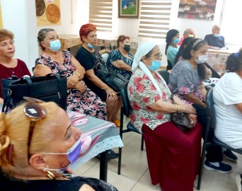 ניידת מטעם המשרד לשווין חברתי העניקה מידע זכויות לתושבי לוד הוותיקים