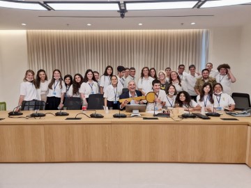 מפתח העיר לוד נמסר למועצת הנוער במסגרת 'יום חילופי שלטון'