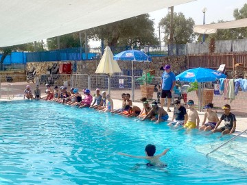 400 תלמידי כיתות ה' בלוד החלו את לימודי השחייה בבריכה העירונית 'ניו-ליג'