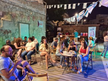 חזרה לשגרה בלוד: עשרות השתתפו בערב קריוקי במתחם 'התחנה' לצעירים