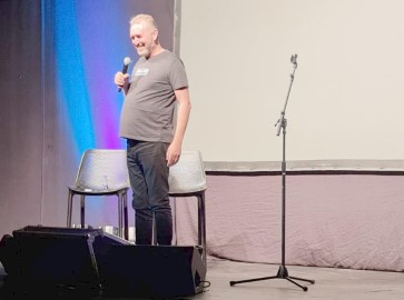 הלודאים 'נקרעו' מצחוק בהופעת הסטנדאפיסט שלום אסייג בהיכל התרבות לוד