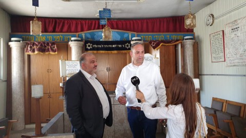 יו"ר רע"מ ח"כ מנסור עבאס סייר עם ראש העיר בבית הכנסת שנשרף בלוד