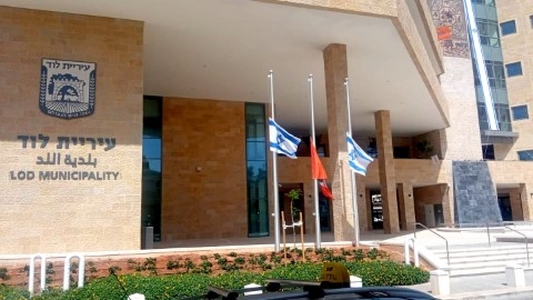דגלי המדינה והעירייה בלוד הורדו לחצי התורן בשל האסון במירון