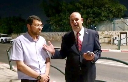 בית העלמין המוסלמי הישן בלוד הואר ב-32 עמודי תאורה