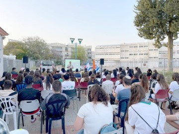 שיחת חיבור: אביו של החייל עמית בן יגאל הי"ד הכין את הנוער מלוד לפרויקט "זוכרים ומוקירים"