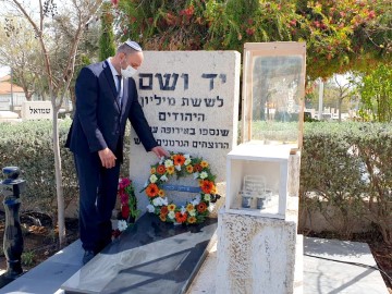 "לכולנו יש מספר על היד!"