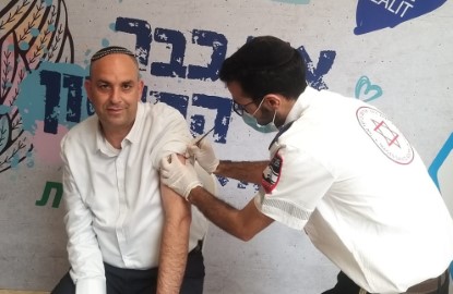 לאחר שמשרד הבריאות אישר חיסון למחלימים:  ראש העיר לוד הפשיל שרוול והתחסן נגד נגיף הקורונה