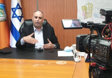 בהנחיית ראש העיר לוד: עובדי עירייה שלא יתחסנו – לא יוכלו לעבוד במוסדות החינוך