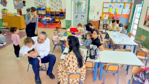 יאיר רביבו והנהלת העירייה בביקור תמיכה בהורי וילדי מעון צפרירים בגני יער