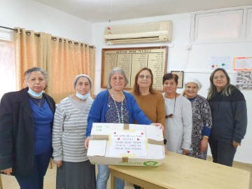 סבתות סורגות באהבה: נשות "בית המתנדב" מלוד סרגו כובעי צמר ומחממי צוואר לחיילי צה"ל
