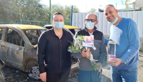 עם פרחים, עוגה ואגרת ברכה: ראש העיר לוד הפתיע את המשפחות שרכבם הוצת בפשע הלאומני בעיר
