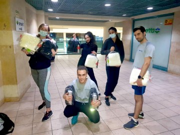 במיזם מיוחד: מתנדבים הביאו את אור החנוכה לתושבי הגיל השלישי בלוד