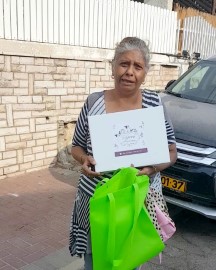 עידוד לזמן בידוד: בני הגיל השלישי תושבי לוד קיבלו ערכות העשרה ופנאי