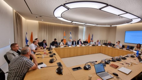 לעתיד באנרגיה ירוקה ועיר מוארת: שר האנרגיה ובכירי החשמל בישראל ביקרו בלוד