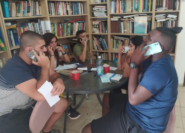 סיוע ואוזן קשבת לקשישים בלוד: חניכי ״המדרשה לאחריות חברתית ארז לוד״ במיזם התנדבותי