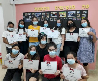 במסגרת פעילות 'מחלקת הנוער': 12 נערות מלוד סיימו קורס איפור מקצועי בהצלחה