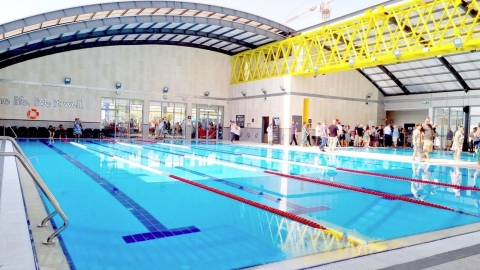 קופצים למים הקרירים בקאנטרי החדש בלוד