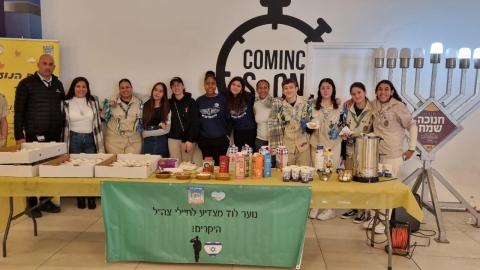 עם קפה וסופגניות חמות: הנוער בלוד פינק את חיילי צה"ל בחג החנוכה