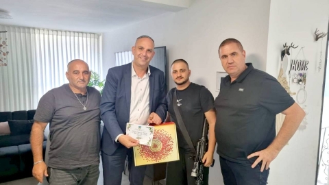משלחת מעיריית לוד ביקרה את החייל שנפצע ושרד את התופת בשמחת תורה