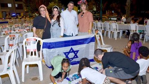 הפרשת חלה וקבלת שבת עם מיצג 'שולחן החטופים' בפארק שמעוני בלוד