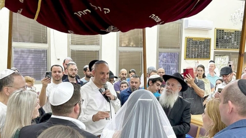 בעיצומה של המלחמה: החתן יצא לאפטר מהמילואים והחופה נערכה בבית הכנסת בגני אביב בלוד