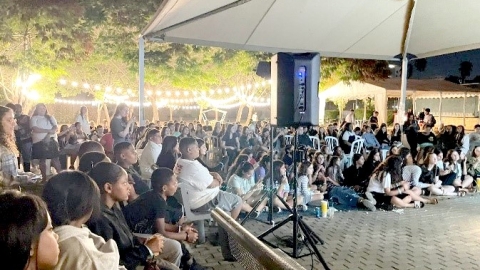 שיחה להרמת המורל: כ-300 בני נוער בלוד במפגש עם השחקן דניאל ליטמן