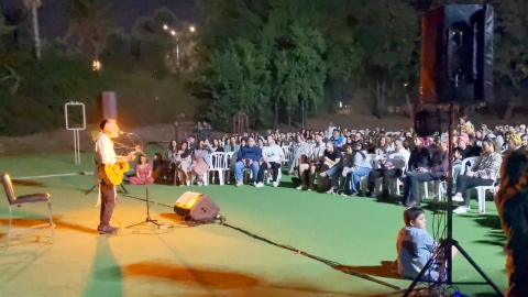 בסמוך למרחב מוגן: 500 איש בהופעה של האומן אביתר בנאי בלוד