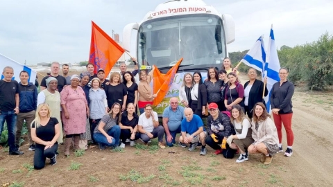 עשרות מעובדי עיריית לוד התנדבו בקטיף במושב חצב בדרום