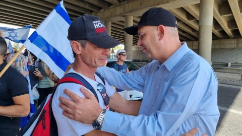 עובדי עיריית לוד ותושבי העיר צעדו עם משפחות החטופים בדרכם לירושלים