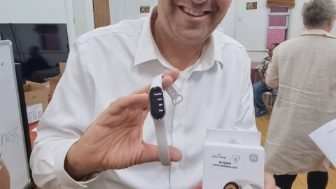  שעונים חכמים שיתריעו ברטט, חולקו ל-50 חירשים בלוד